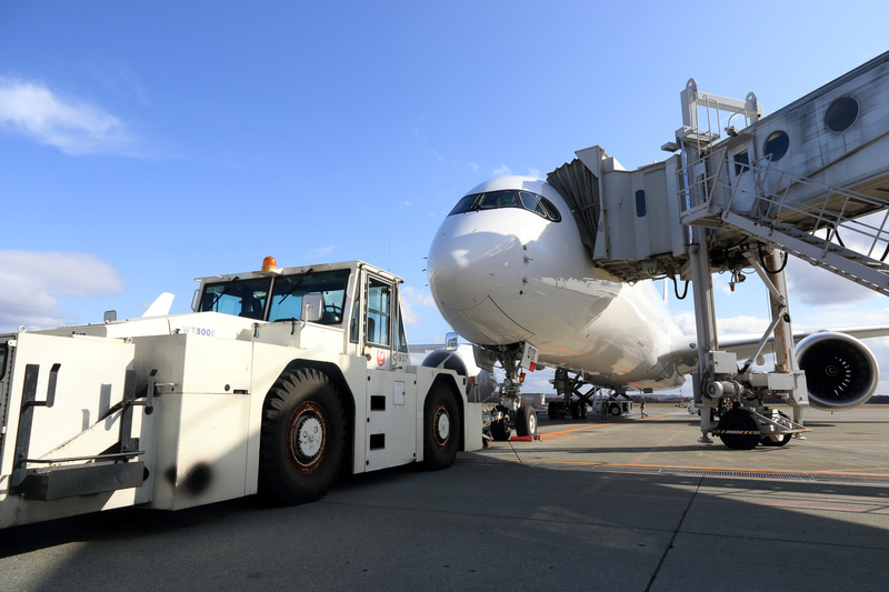 黒く縁取られたデザインのコクピットが特徴的なA350。よく見ると機長と副操縦士が手を振ってくれている