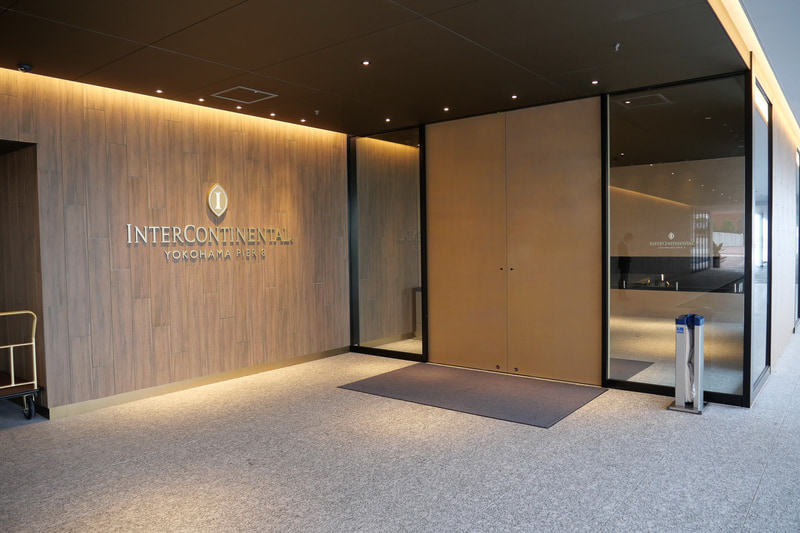 エントランスは、横浜ハンマーヘッドの右手、9号ふ頭側にある