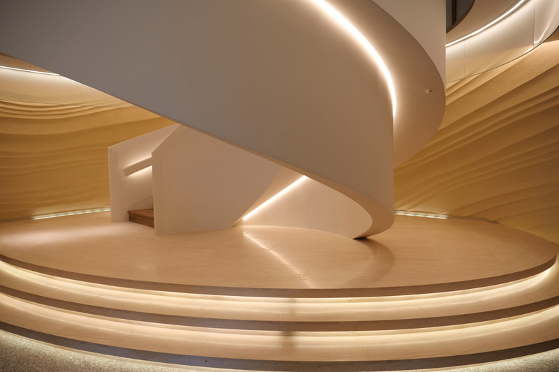 エントランスを入るとエレベーターホールがあり、ホール中央に2階へ続くらせん階段がある