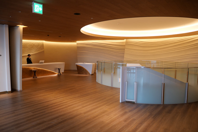 らせん階段を登った2階にチェックインカウンターがある