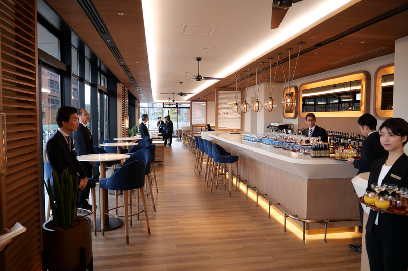 チェックインカウンターの横に、レストラン＆バー「Larboard」があり、横浜港の景色を楽しみながら食事ができる