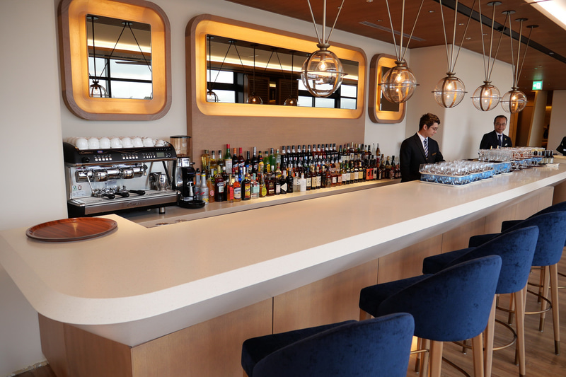 バーカウンターでお酒を楽しむことも可能