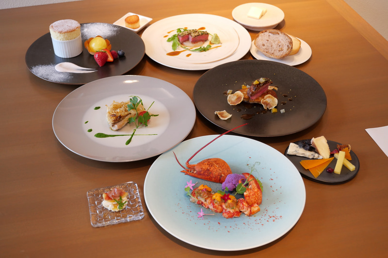 Larboardでは、フレンチのフルコースがいただける。こちらは1万5000円のコースの例だ