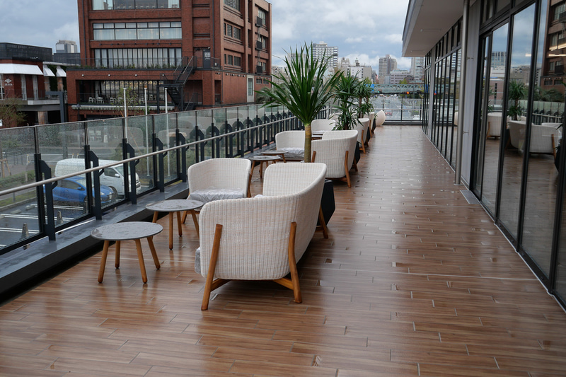 レストラン横には大きなテラスがあり、そちらで海風を感じながら食事を楽しむことも可能だ