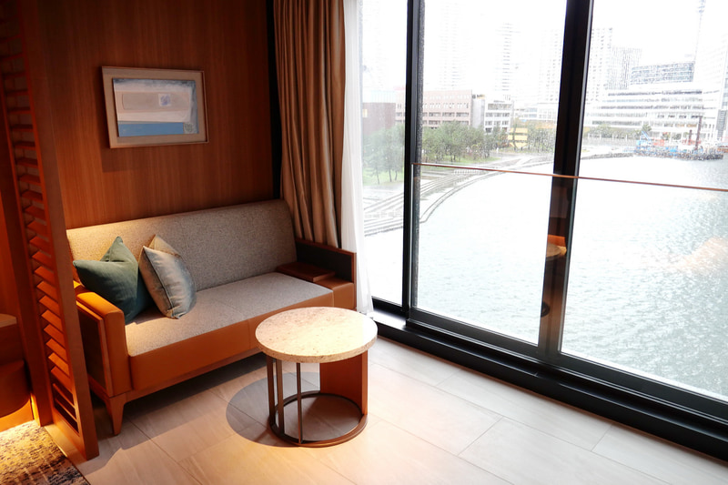 海側は一面が窓となり、サンルームのようにくつろげるようになっている