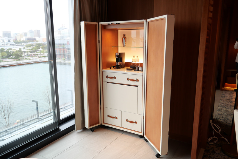 ミニバーにはコーヒーなどを用意