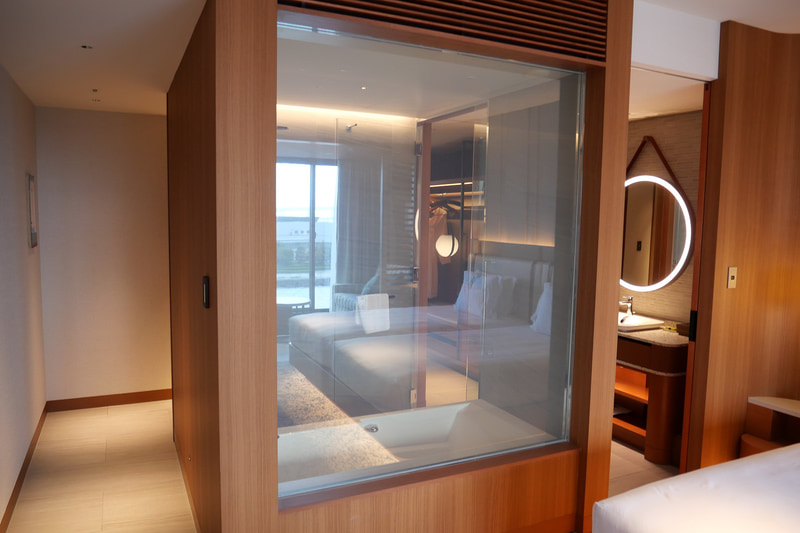 ベッドルーム横に、室内や外の景色が見えるようにバスルームを設置