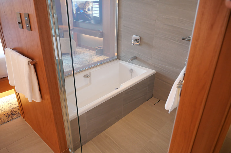 深いバスタブがあり、ゆったりと疲れを癒やせる