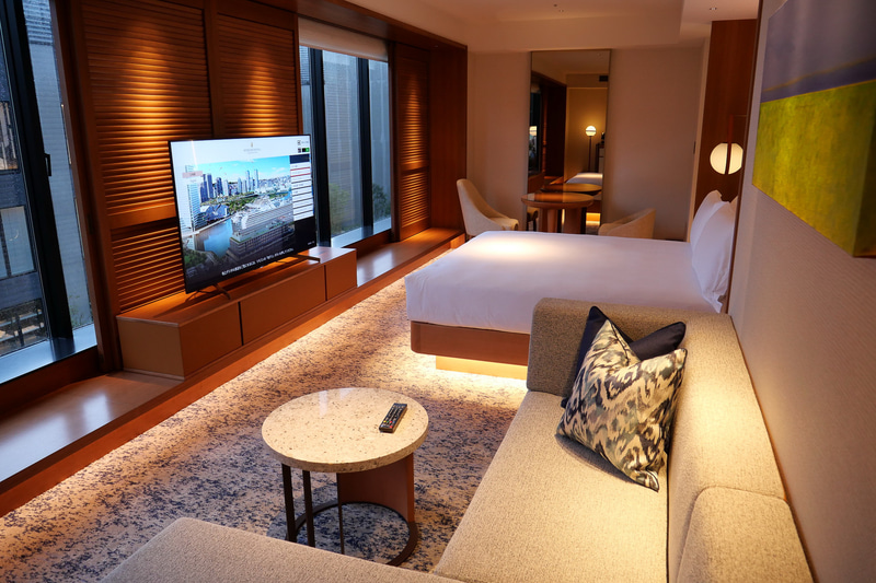 建物内側の中庭に面したデラックスガーデンサイドルーム。デラックスルームよりも広々として、大型のソファーも設置されている