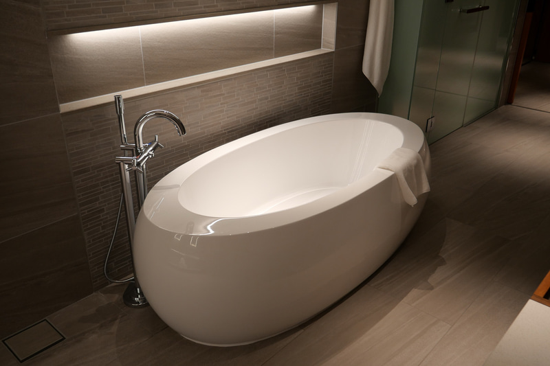 独立した大型のバスタブを用意