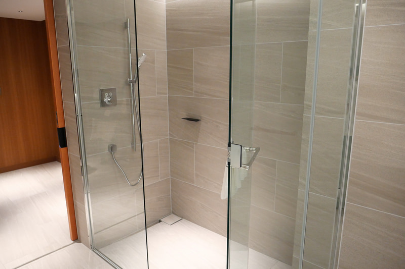 シャワーブースも広々としている