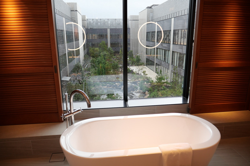 バスルームから中庭が望める