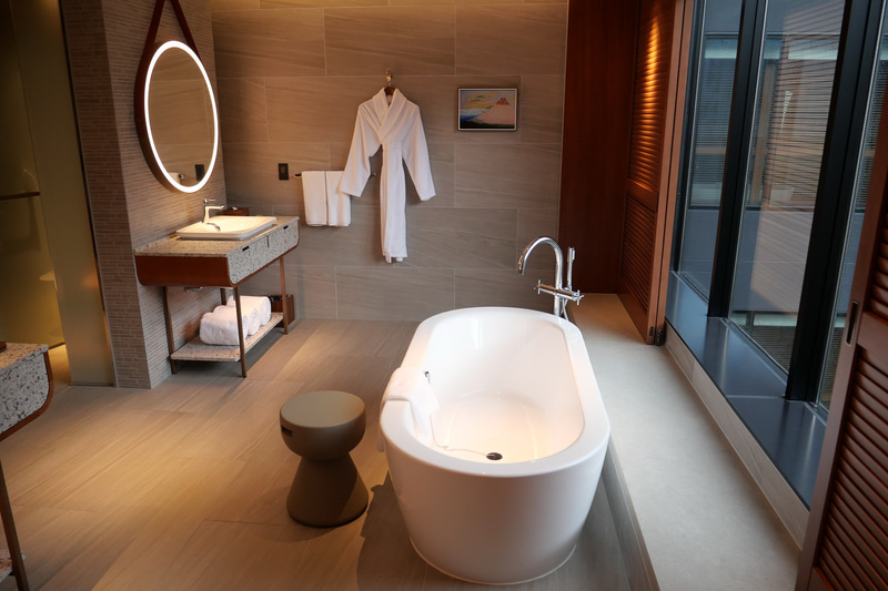 バスルームには洗面台が2つ用意され、別途シャワーブースもある