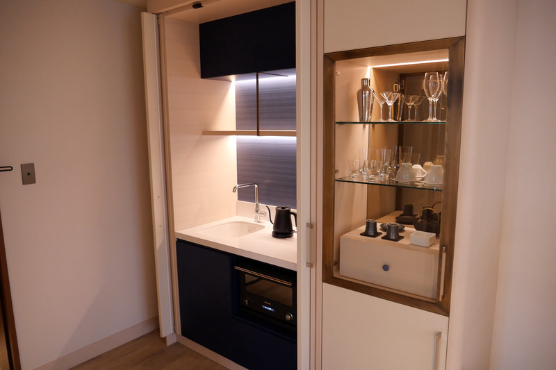 バーカウンターにはシンクや湯沸かし器、電子レンジも設置されている