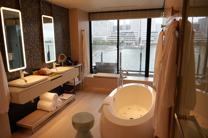 バスルームも広々としており、もちろんこちらからも外の景色が堪能できる