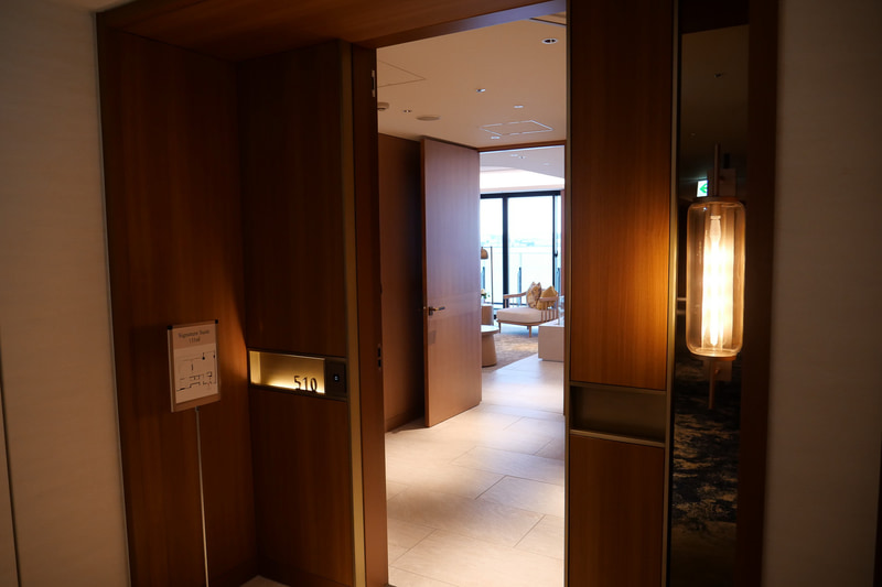 広さ133m<sup>2</sup>、2室しかない最上級客室のシグネチャースイートルームは、エントランスからしてゴージャスだ