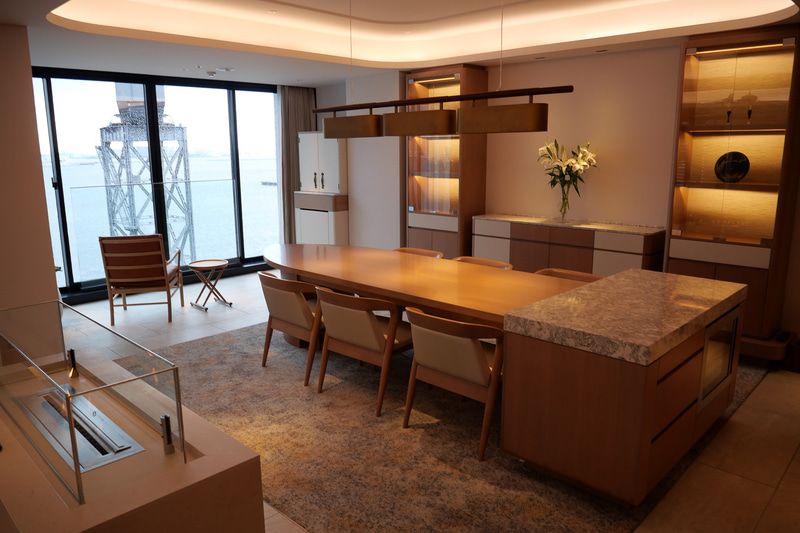 ダイニングスペースも用意され、こちらにシェフを招いて食事を楽しむことも可能だ