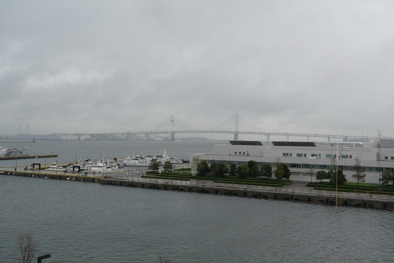 窓からは横浜湾やベイブリッジを一望できる