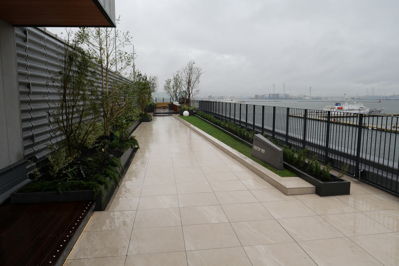 屋上には、全フロアの宿泊者が利用できる屋外ラウンジ「Rooftop 1859」を設置