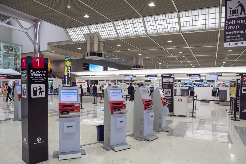 Oカウンター。自動チェックイン機と自動手荷物預け機の2ステップで搭乗手続きを行なう