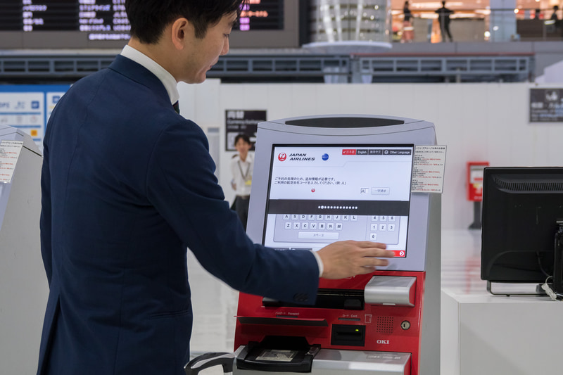 自動チェックイン機での搭乗手続きのイメージ