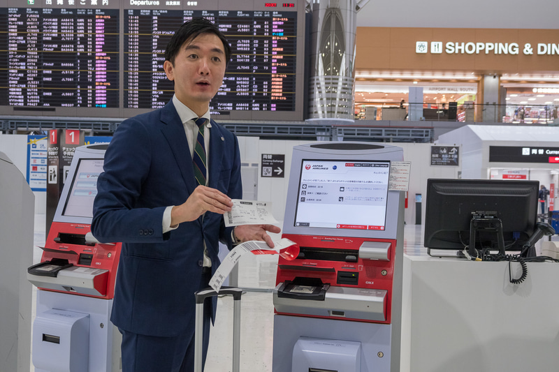 自動チェックイン機での搭乗手続きのイメージ