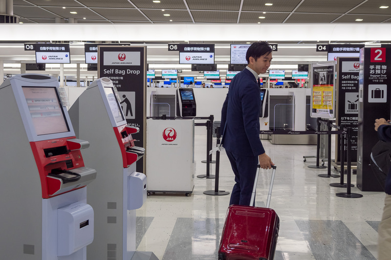 自動チェックイン機での搭乗手続きのイメージ