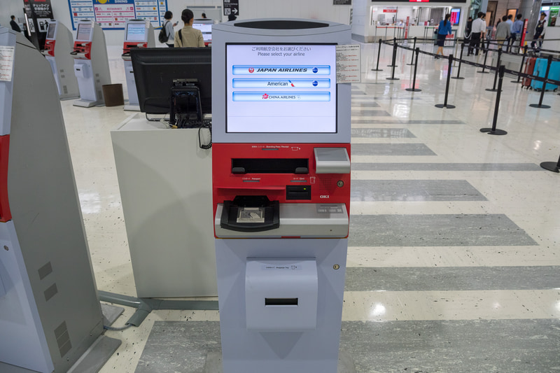 自動チェックイン機。自動チェックインはアメリカン航空便、チャイナエアライン便にも対応するが、自動手荷物預け機はJAL便のみのサービスとなる