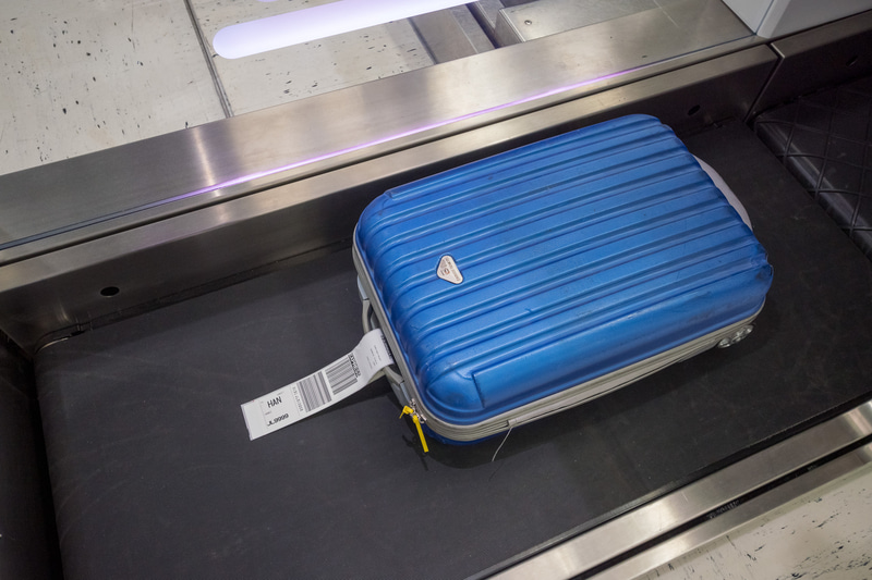 手荷物を台の上へ