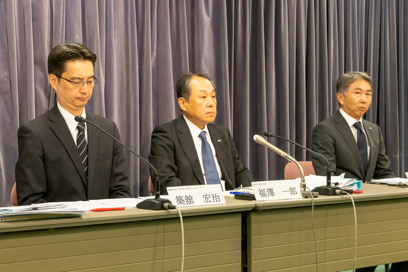 左からANAホールディングス株式会社 財務企画・IR部 会計チーム リーダー 築舘宏治氏、取締役 執行役員 グループ経理・財務室長 兼 財務企画・IR部長 福澤一郎氏、広報・コーポレートブランド推進部長 髙柳直明氏