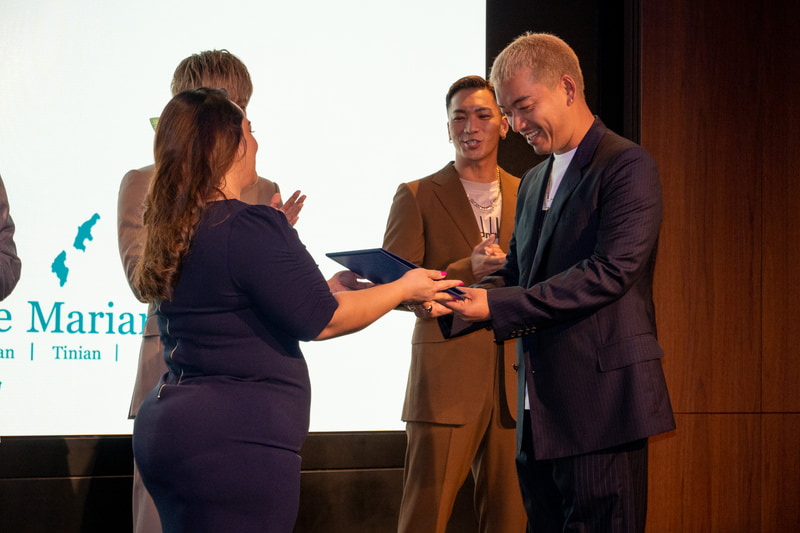 リーダーのKUBO-Cさんが任命証を受け取る