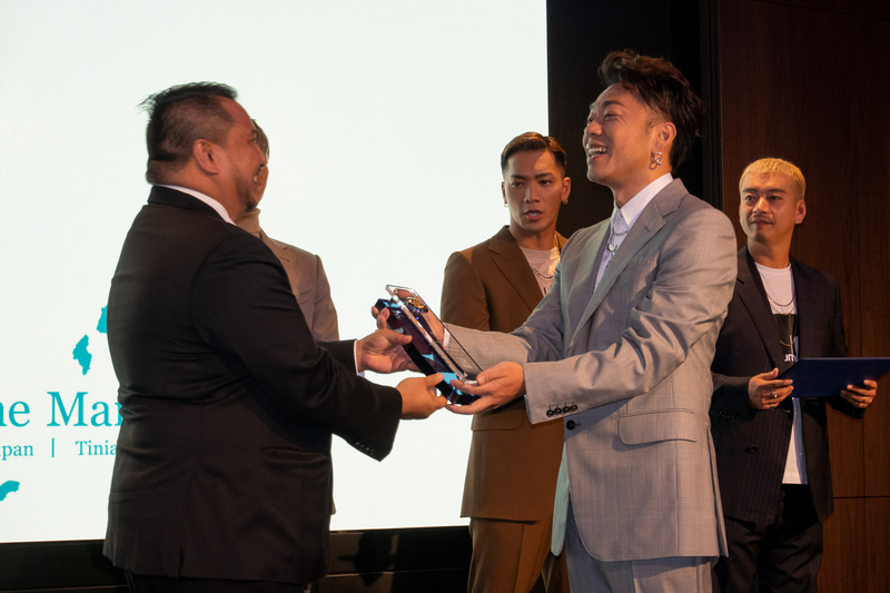 GSさんは盾を授与された