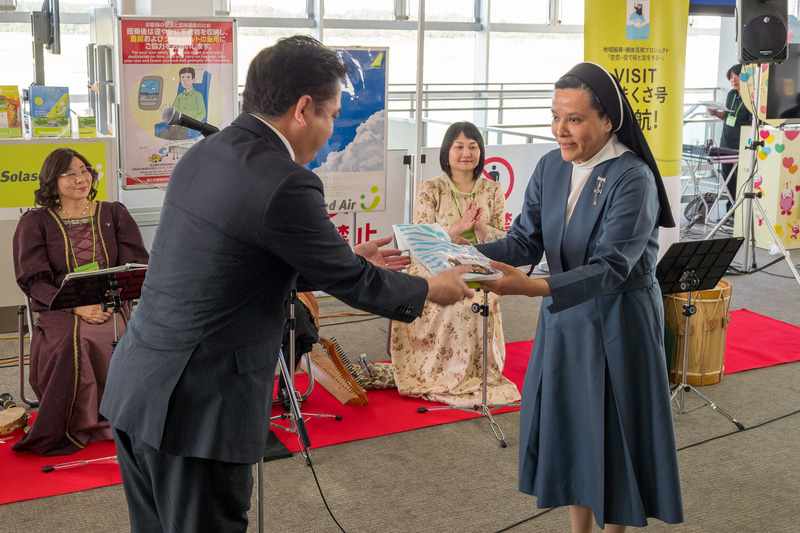 搭乗客代表への記念品プレゼント