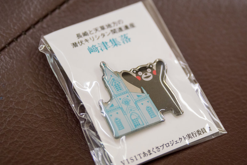 機体後方にデザインされている「﨑津協会とくまモン」をデザインしたピンバッチ