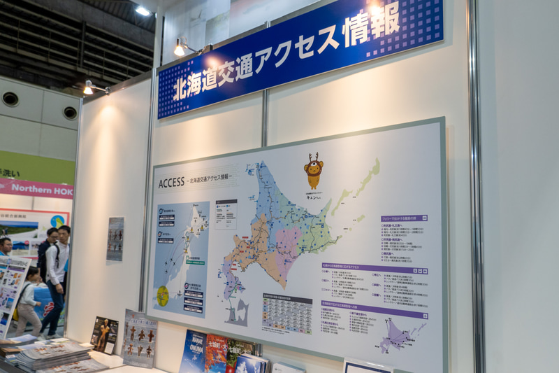 北海道へのアクセスやアイヌ文化の紹介、道内のワインやチーズの試食、トナカイの角細工のワークショップなどを実施した