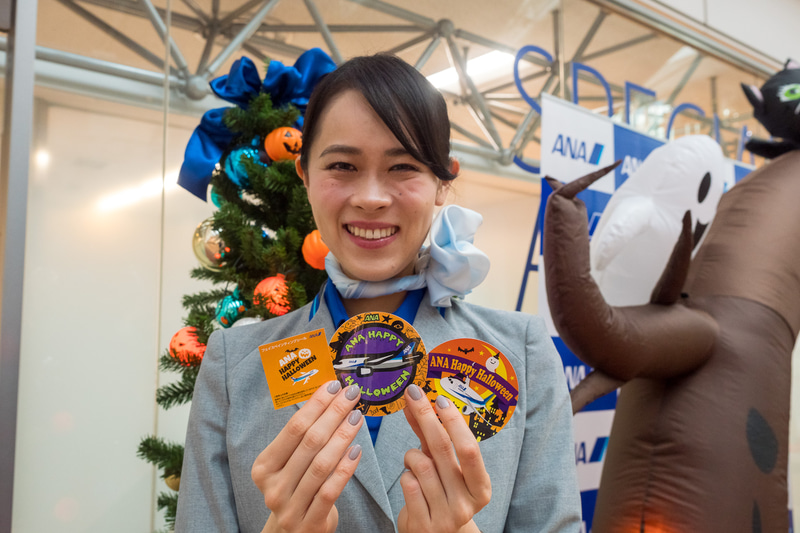 ハロウィンデザインのシールや、フェイスペインティングシールをプレゼント