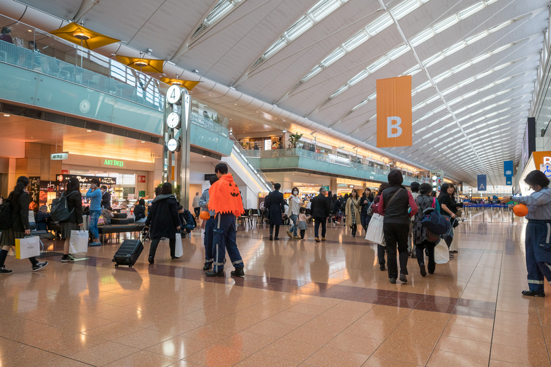 国内線出発ロビーでプレゼント配布