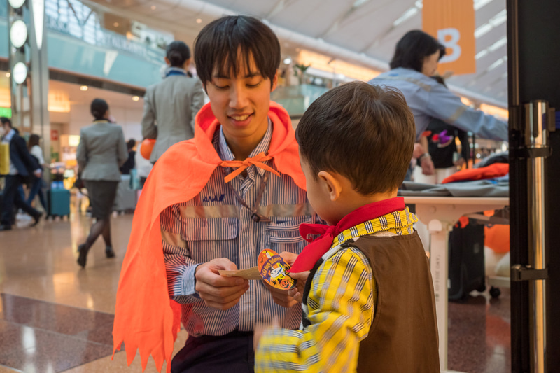 国内線出発ロビーでプレゼント配布