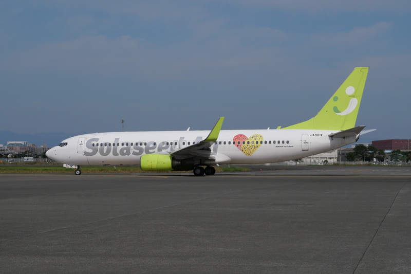 ソラシドエアのウィーラブニチナン号。登録記号はJA801X