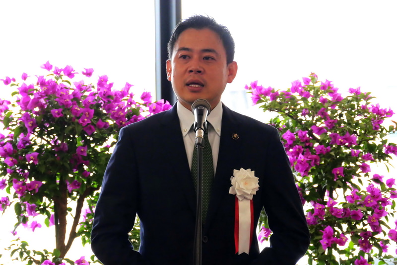 宮崎空港で開催されたセレモニーであいさつする、宮崎県日南市長の﨑田恭平氏
