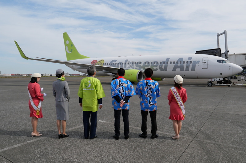 乗客の搭乗終了後、セレモニー参加者は機体横へと移動