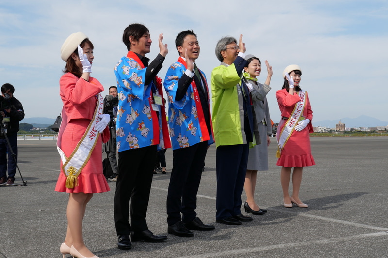 ウィーラブニチナン号の乗客を、手を振ってお見送り