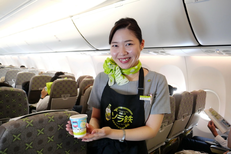 CAは、機内でソラ鉄オリジナルデザインのエプロンを着用