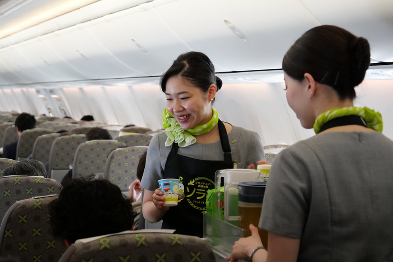 ソラ鉄オリジナルデザインのエプロンでCAが機内サービスを行なうため、ここでも搭乗便がソラ鉄ジェットだと感じられる