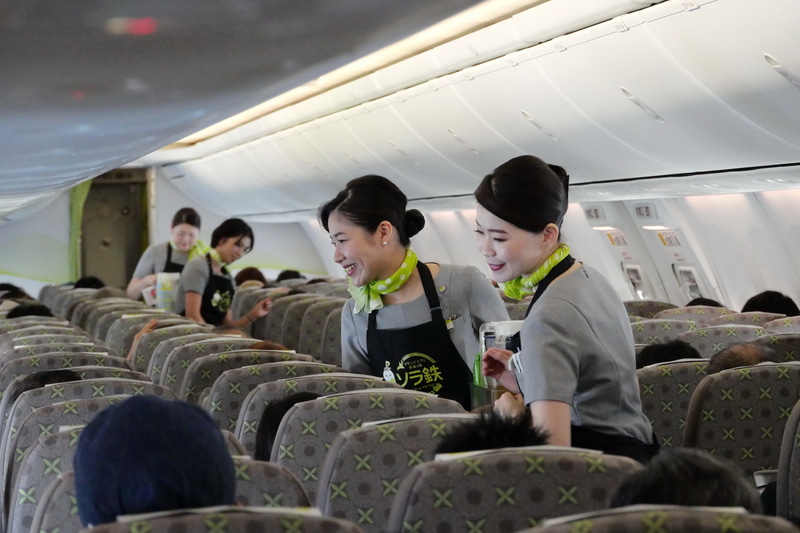 ソラ鉄オリジナルデザインのエプロンでCAが機内サービスを行なうため、ここでも搭乗便がソラ鉄ジェットだと感じられる