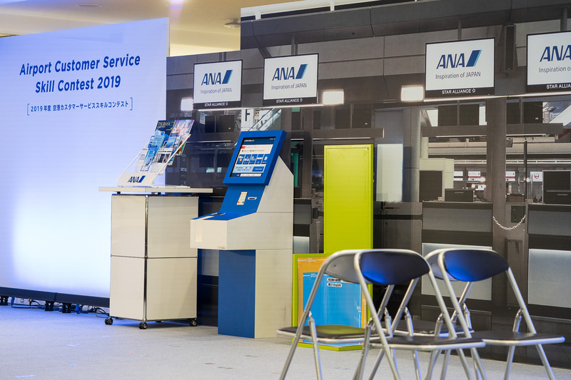 日常の出発ロビーが再現されたステージ