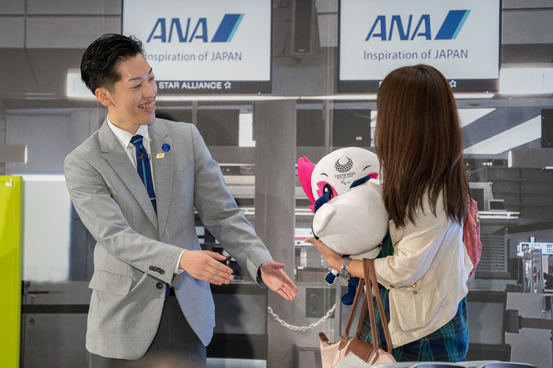 栄えあるトップバッターは成田空港の西村謙一さん。「フライトまで時間があるのだけれど」という男性客に対して「ぜひ電車で10分の成田の街へ」と、成田銘酒の長命泉も薦めて会場の笑いを誘った