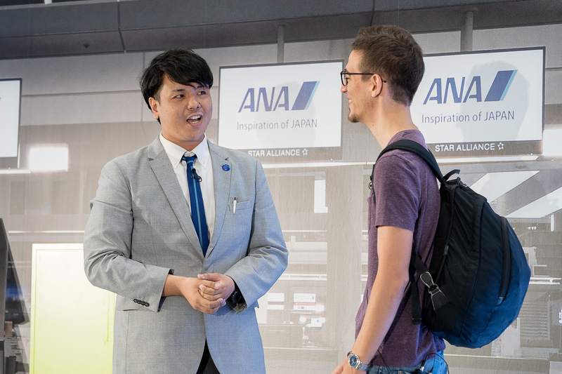 徳島空港の高橋英聖さんは空港内にある徳島ラーメンのお店を熱く紹介。「お客さま」からは「食べたあとに感想を伝えにくるよ！」というアドリブも