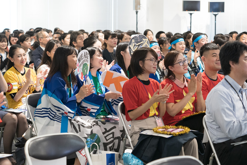 会場には国内だけでなくも海外空港からも観覧者や応援団が集まった