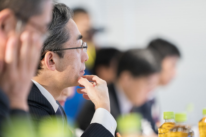 社内審査員として全日本空輸株式会社 代表取締役社長の平子裕志氏も真剣な表情でパフォーマンスを見守る